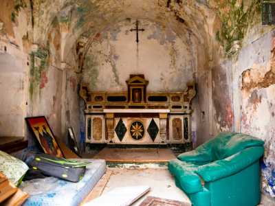 Non ci resta quindi che accedere alla chiesetta, per ritrovarci in un piccolo ambiente a volta, delimitato da una serie di archi che poggiano su capitelli